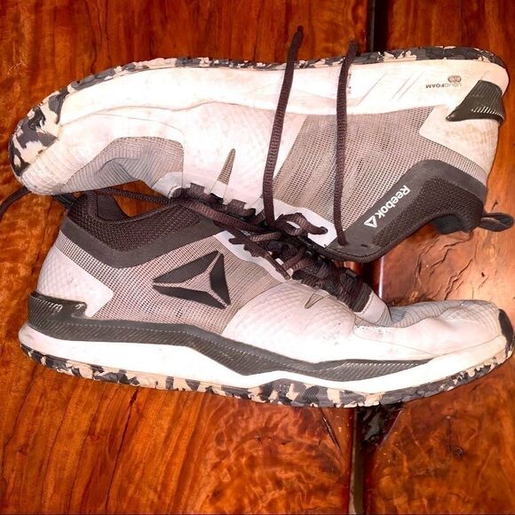 Size 9.5 Reebok White-Black Cross Training Shoes - Picture 6 of 6